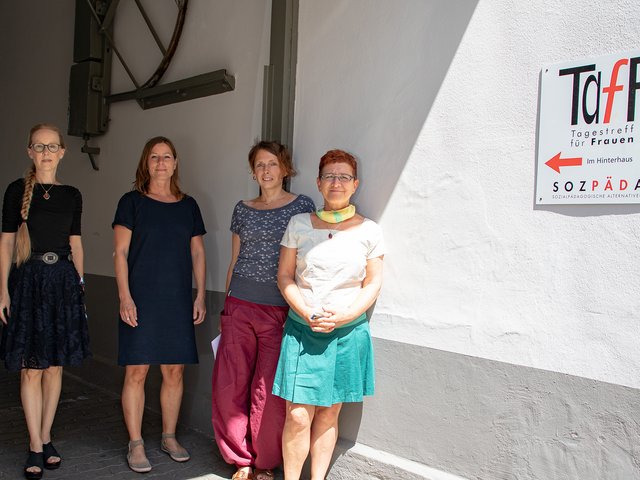 Prof. Dr. Dr. h. c. Claudia Wiepcke (l.) mit Sozialarbeiterinnen und Sozialplanerin Regina Heibrock (2.v.l.) im Tagestreff für Frauen. Foto: David Manherz / Pädagogische Hochschule Karlsruhe
