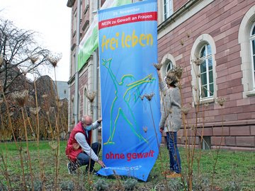 Flagge zeigen gegen Gewalt an Frauen: Die Pädagogische Hochschule Karlsruhe unterstützt die bundesweite Aktion. Foto: PHKA