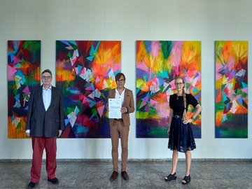 V.l.: Prof. Dr. Klaus Peter Rippe, Prof. Dr. Lutz Schäfer und Prof. Dr. Claudia Wiepcke (alle PHKA) mit dem KuLO-Zuwendungsbescheid. Foto: Marie Tuchscherer/PHKA