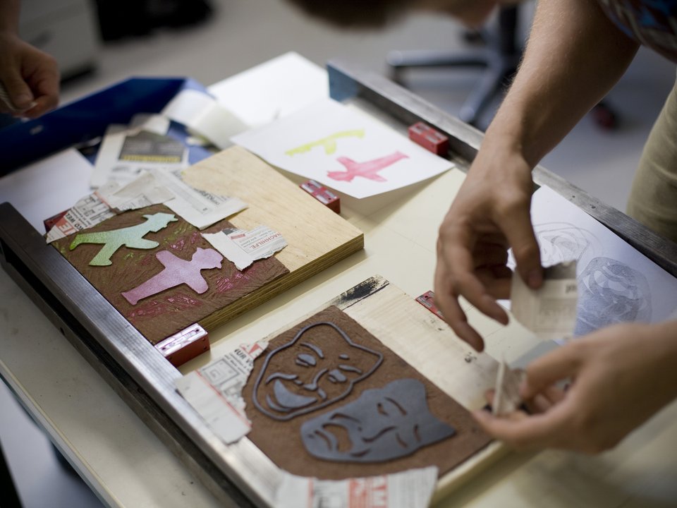 Detailansicht der Entstehung eines Linoleumschnitts