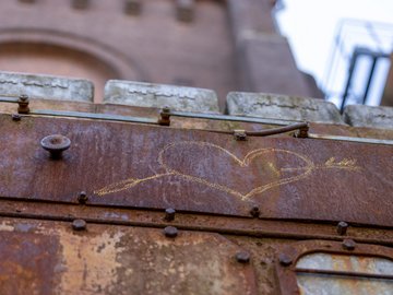 EIn Herz ist in einer rostigen Fläche eingeritzt