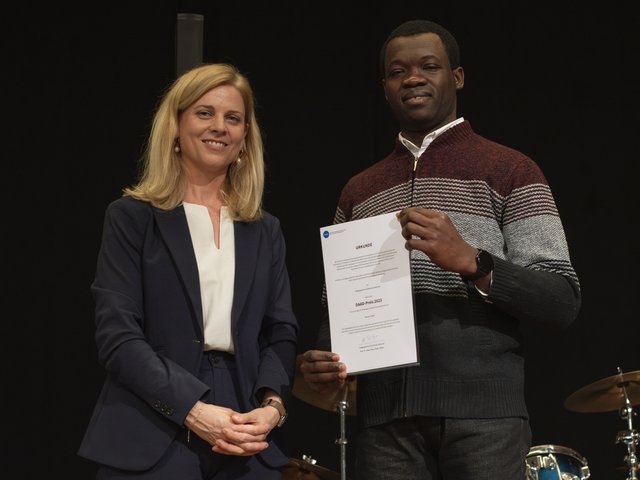 Kande Oudjim ist DAAD-Preis-Träger 2023 der PHKA. Links Prorektorin Dorothee Kohl-Dietrich. Fots: Gustavo Alàbiso/PHKA