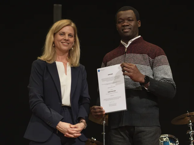Kande Oudjim ist DAAD-Preis-Träger 2023 der PHKA. Links Prorektorin Dorothee Kohl-Dietrich. Fots: Gustavo Alàbiso/PHKA