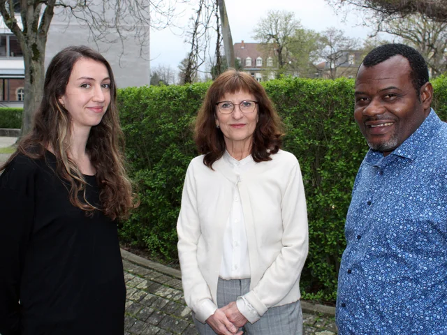 Prof. Dr. Isabel Martin (M.), Dr. Eric Enongene Ekembe und PHKA-Studentin Jessica Weigelmann. Foto: Pädagogische Hochschule Karlsruhe