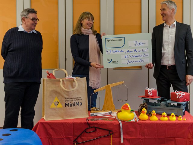 Spendenübergabe mit Prof. Klaus Peter Rippe, Prof. Christiane Benz und Dietrich Nagel von der BBBank (v.l.). Foto: Roxane Fijean/PHKA