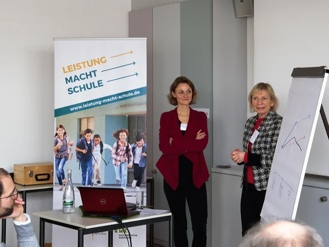 Prof. Dr. Heidrun Stöger und Prof. Dr. Gabriele Weigand (r.) beim LemaS-Netzwerktreffen in Stuttgart. Foto: D. Schmidt 