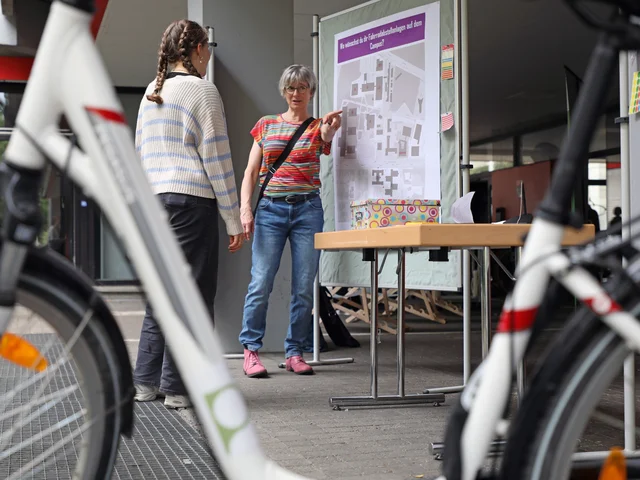 Wo sollen neue Fahrradabstellanlagen gebaut werden? Studierende und Mitarbeitende konnten beim Rad-Aktionstag ihre Wünsche einbringen. Foto: Regina Thelen/PHKA