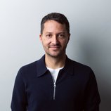 Porträt von Janis Fögele vor grauem Hintergrund