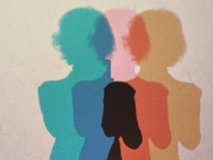 Eine dreifarbige Lichtreflektion eines angestrahlten Körpers.