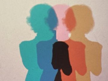 Eine dreifarbige Lichtreflektion eines angestrahlten Körpers.