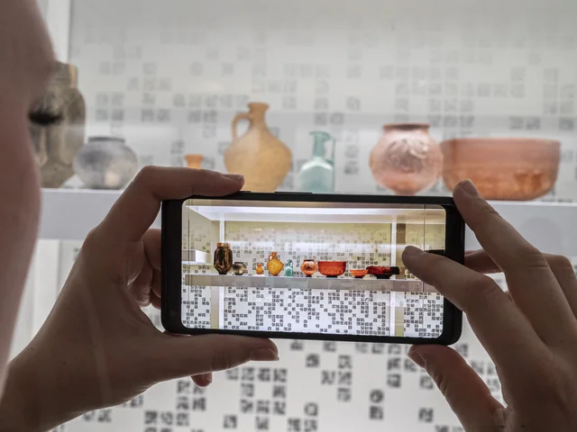 Kultur wird digitaler: Im Badischen Landesmuseum lässt sich die Sammlung „Archäologie in Baden" mit dem ExpoPhone erkunden. © Badisches Landesmuseum, Foto: ARTIS – Uli Deck 