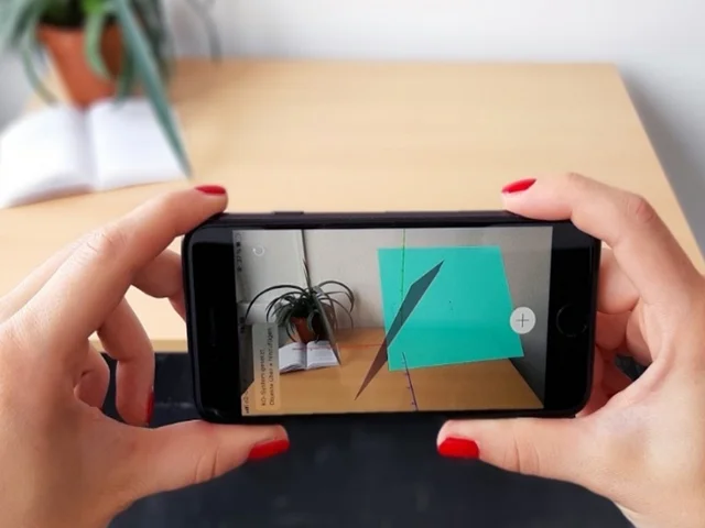 Mit der App malAR die Dreidimensionalität mathematischer Objekte in realer Umgebung erleben. Foto: PHKA/Institut für Mathematik © Die kostenfreie Verwendung des Fotos ist ausschließlich für journalistische Zwecke in Verbindung mit der Pressemitteilung sowie unter Angabe der Quelle gestattet. 