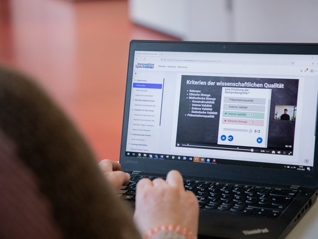 Digital und interaktiv: der Innovation Space der PHKA, hier ein Lernvideo mit Multiple-Choice-Test. Foto: Lea Schmitt/PHKA