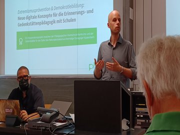 Andreas Schulz von der Landeszentrale für politische Bildung Baden-Württemberg beim Präsentationstermin am 30.6.2022 an der PHKA. Foto: PHKA