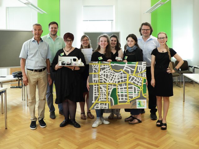 Soziale Geschäftsideen: Die Studierenden des Siegerteams mit Dr. Martin Lenz (l.) und Prof. Dr. Dr. h. c. Claudia Wiepcke (r.). Foto: Vinnichenko/PHKA