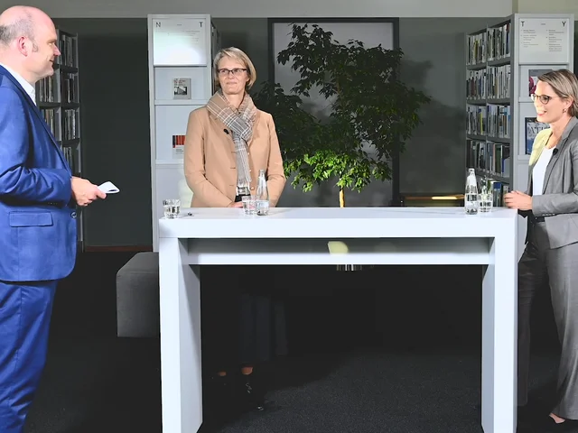 Moderator Jan-Martin Wiarda im Interview mit Bundesbildungsministerin Karliczek und KMK-Präsidentin Hubig (l.). Screenshot: BMBF, P. Fink.
