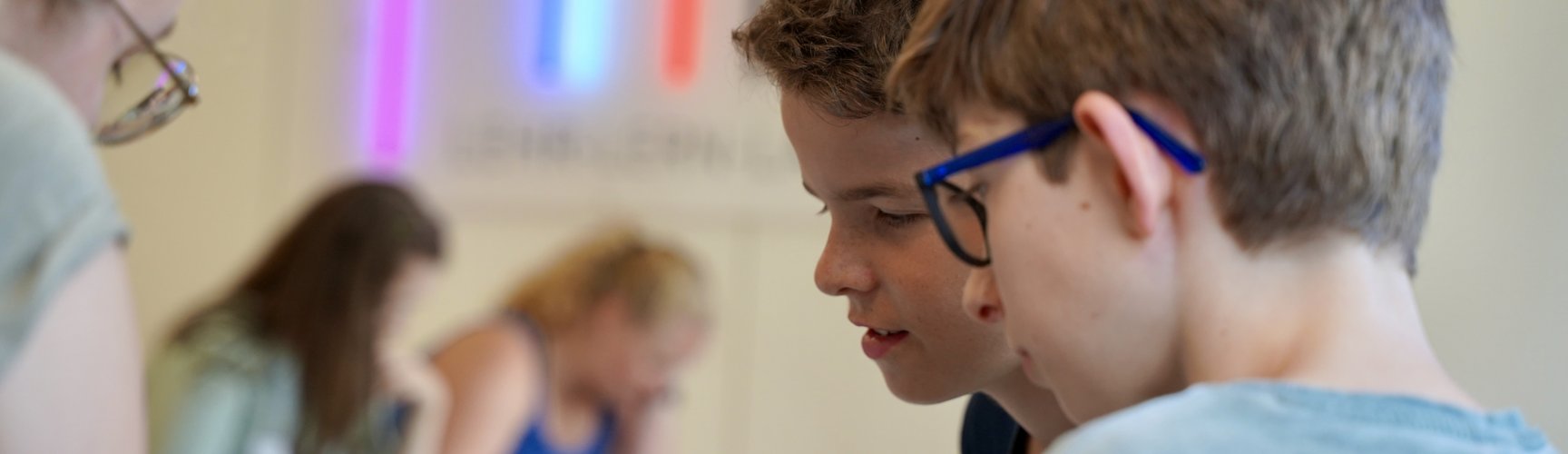 Zwei Schüler schauen auf einen Laptop