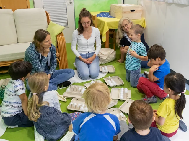 MiniMa als Wegbereiter: Zwei Tutorinnen der Pädagogischen Hochschule Karlsruhe (l. und M.) in der Kita Märchenwald in Stutensee. Foto: Roxane Fijean/Pädagogische Hochschule Karlsruhe