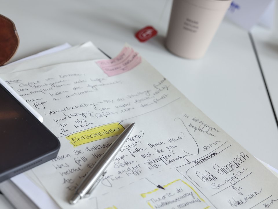 Ein Blatt Papier, auf dem das Wort "Entscheiden" hervorgehoben ist