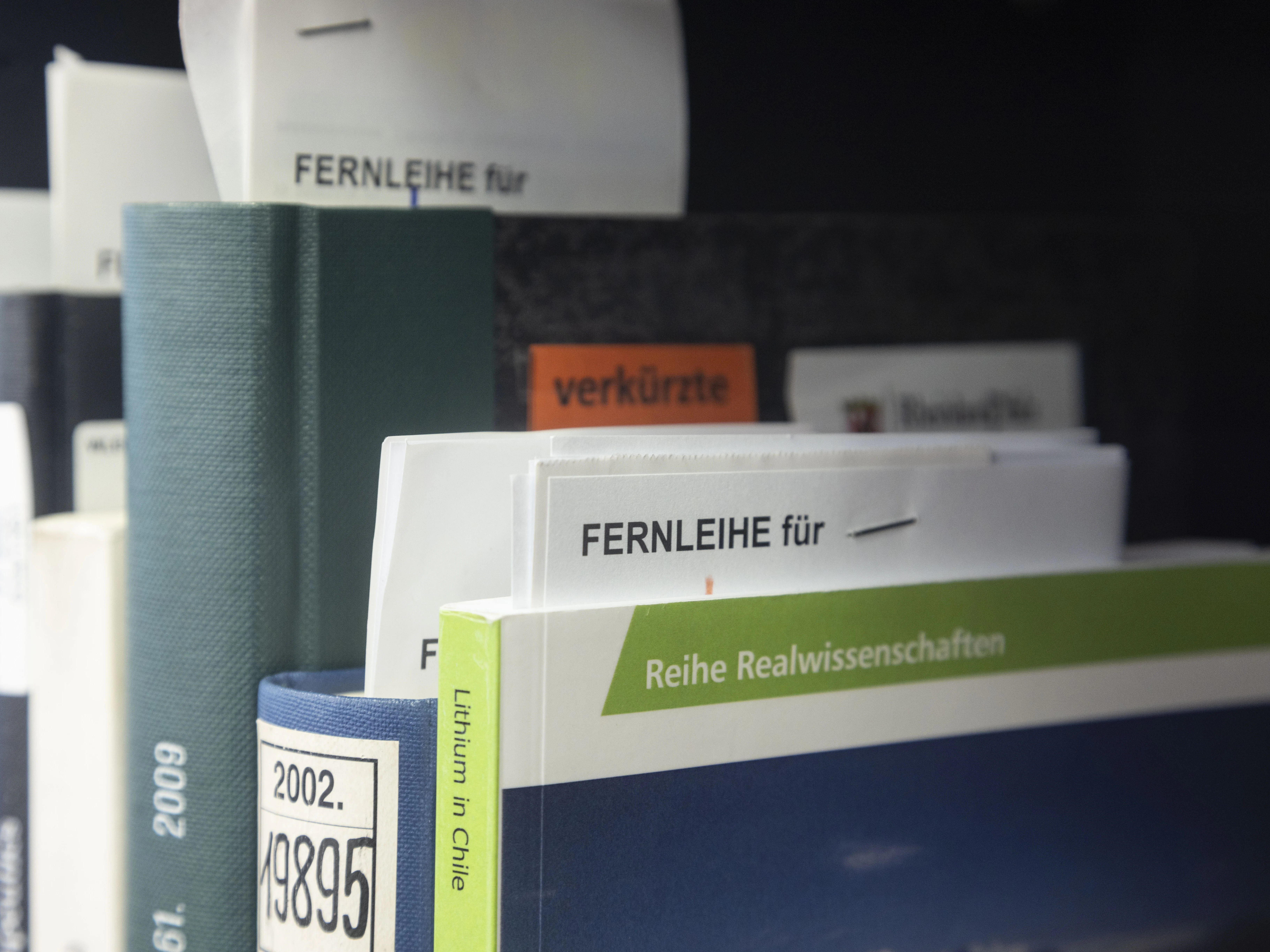 Bücher mit Fernleihzettel