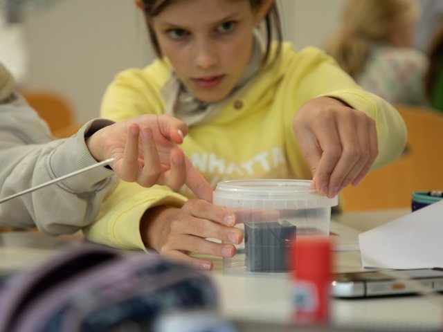 Fokussiert: Schülerin im neuen Lehr-Lern-Labor Physik an der Pädagogischen Hochschule Karlsruhe. Foto: Lea Schmitt/PHKA