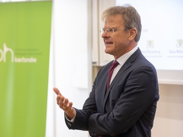 Ein Mann spricht zum Publikum.