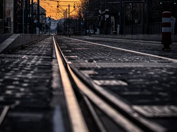 Großaufnahme von Straßenbahnschienen in Karlsruhe