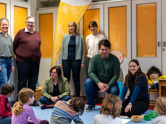 In der MachmitWerkstatt: Landtagsabgeordneter Alexander Salomon (2.v.r.), MiniMa-Gründerin Prof. Dr. Christiane Benz (4.v.r.), PHKA-Rektor Klaus Peter Rippe und Mitarbeiterinnen des PHKA-Instituts für Mathematik mit Kindern der Evangelischen Kindertageseinrichtung „Mutter Jolberg“. Foto: Hahl/PHKA