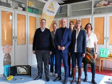 Im Lehr-Lern-Labor "MiniMa": Landtagsvizepräsident Daniel Born (M.), MiniMa-Leiterin Prof. Dr. Christiane Benz (2.v.r.) und PHKA-Rektor Klaus Peter Rippe mit Mitarbeiterinnen des PHKA-Instituts für Mathematik. Foto: PHKA