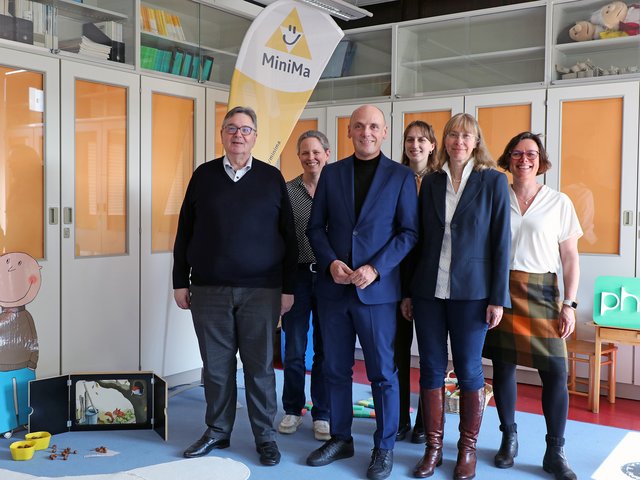 Im Lehr-Lern-Labor "MiniMa": Landtagsvizepräsident Daniel Born (M.), MiniMa-Leiterin Prof. Dr. Christiane Benz (2.v.r.) und PHKA-Rektor Klaus Peter Rippe mit Mitarbeiterinnen des PHKA-Instituts für Mathematik. Foto: PHKA