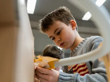 Ein Junge arbeitet konzentriert an einem Werkstück im LLL Technik