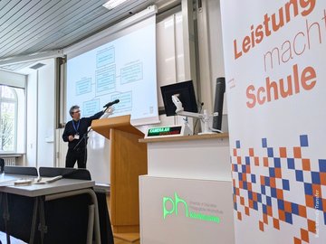 Dr. Niels Anderegg bei der Schulleitungstagung von LemaS-Transfer an der PHKA. Foto: Anna Schuer