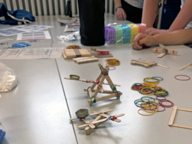 Mitmachangebote für Kinder: Am Stand der PHKA bei den Science Days Flugbahnen von Katapultgeschossen optimieren. Foto: Fabian Mundt