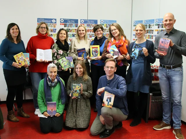 Leseförderprojekt boys & books: Mitglieder der Fachjury präsentieren die neuen Top-Titel Winter 2022/23. Foto: Jana Koch/PHKA