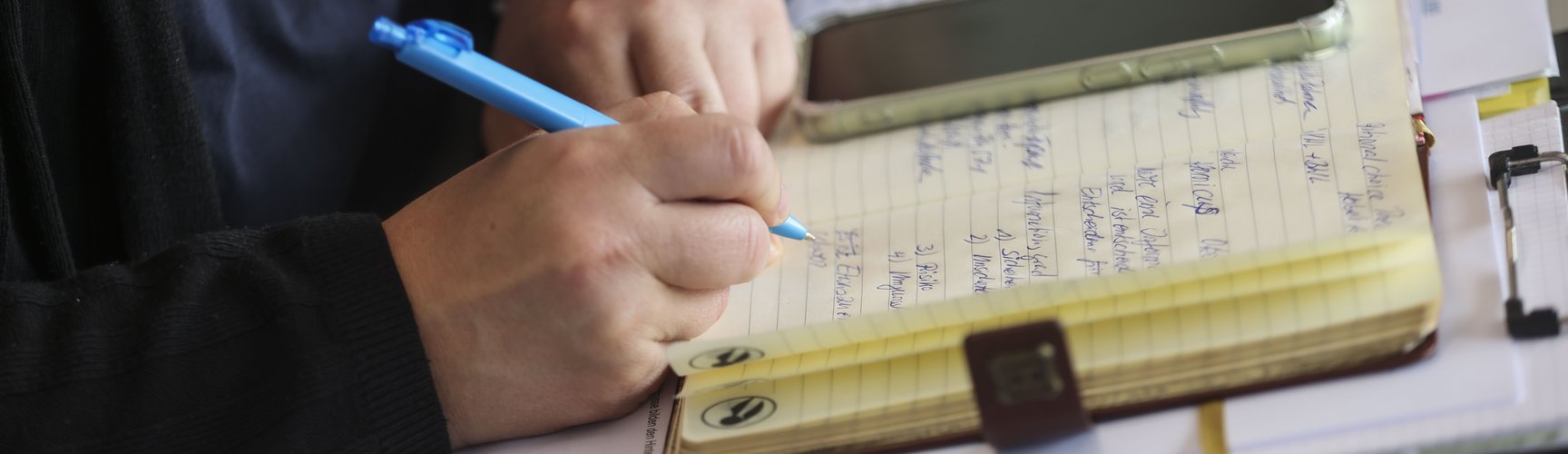 ein Notizbuch wird beschrieben