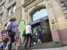 Eine Gruppe von Studierenden betritt ein Gebäude der Pädagogischen Hochschule Karlsruhe.