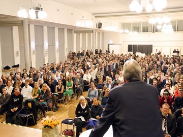 Absolvent:innenfeier 2024: Rektor Klaus Peter Rippe begrüßt Absolvent:innen und Gäste. Foto: Jörg Donecker/PHKA