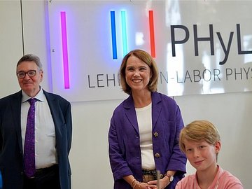 Die Ministerin und der Rektor der PHKA gemeinsam im LLL.