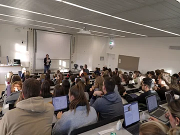 11. Poetik-Dozentur „kinderleicht & lesejung“: Vorlesung von Nina Blazon im November 2024 an der Pädagogischen Hochschule Karlsruhe. Foto: PHKA