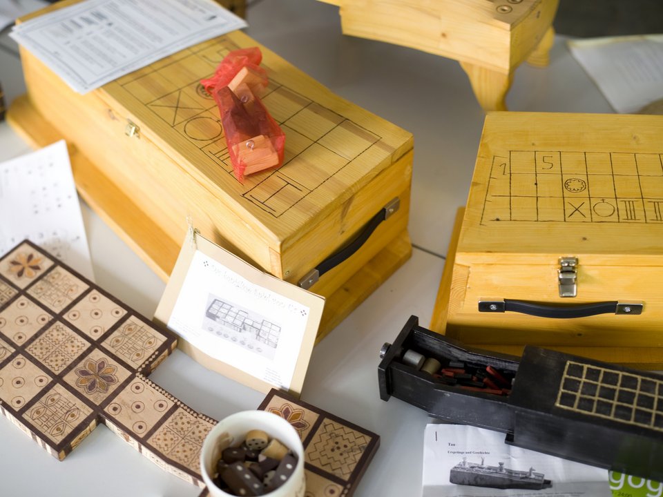 Detailansicht auf die Elemente eines Brettspiels aus früheren Zeiten