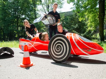 HKA-Studierende des High Efficiency-Teams mit ihrem selbst gebauten 1 Liter Fahrzeug, das auch am Campustag zu sehen ist. Foto: Tobias Schwerdt/HKA