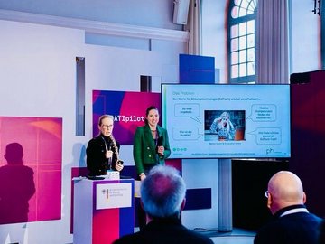 Prof. Wiepcke und Mitarbeiterin Frau Tuchscherer präsentieren EdTech-Check bei DATIpilot