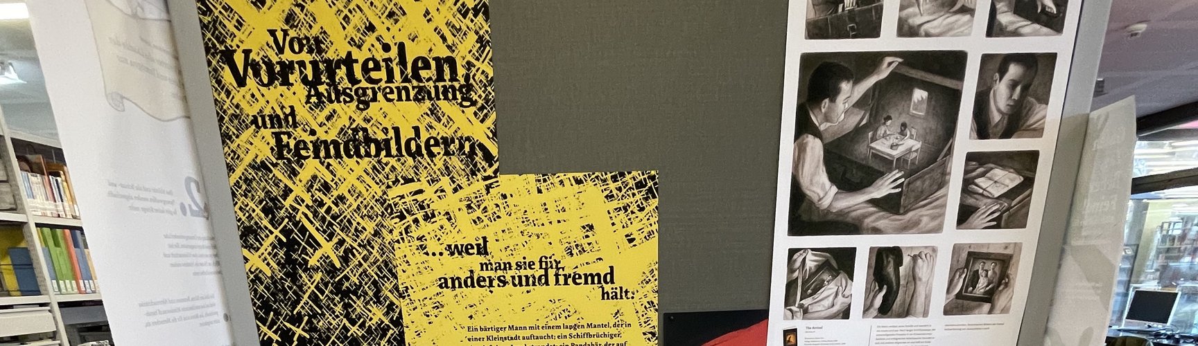 Schaukasten mit Plakaten und Büchern