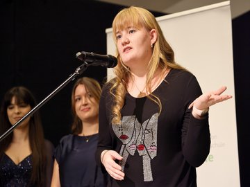 Absolvent:innenfeier 2024: Festrede der Absolvent:innen. Foto: Jörg Donecker/PHKA