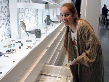 Hier ist es! Beim Brettspiel Goldrausch müssen die Spielenden Objekte in der archäologischen Abteilung des Badischen Landesmuseums finden. Foto: Pädagogische Hochschule Karlsruhe