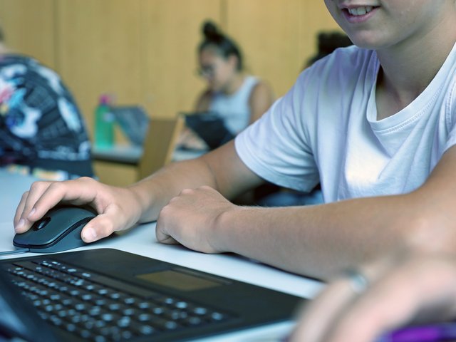 Begeisterung für technische Bildung wecken: Schüler:innen und Studierende beim CAD-Konstruieren im neuen Lehr-Lern-Labor Technik der Pädagogischen Hochschule Karlsruhe. Foto: PHKA/Thelen