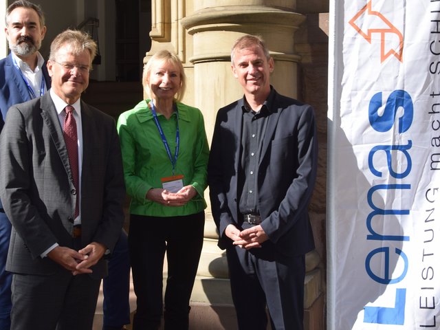 Jan A. Wohlgemuth, Ministerium für Kultus, Jugend und Sport; Prof. Dr. Thomas Riecke-Baulecke, Präsident des Zentrums für Schulqualität und Lehrerbildung; Prof. Dr. Gabriele Weigand, Koordinatorin des Forschungsverbunds LemaS-Transfer, und Daniel Hager-Mann, Ministerialdirektor im Ministerium für Kultus, Jugend und Sport Baden-Württemberg (v.l.n.r.) vor dem Johann-Gottlieb-Tulla-Hörsaal des Karlsruher Instituts  für Technologie (KIT). Bildquelle: Solveig Lechner/LemaS-Transfer