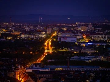 Blick vom Turmberg auf die Stadt Karlsruhe nach Sonnenuntergang