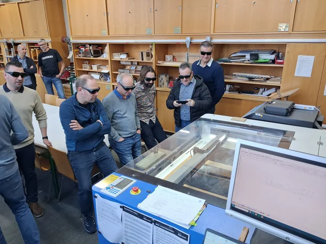 Mitglieder der Seminare für Ausbildung und Fortbildung der Lehrkräfte in Baden-Württemberg nehmen den Laser Cutter in einem der PHKA-Technikfachräume in Augenschein. Foto: Thomas Maier