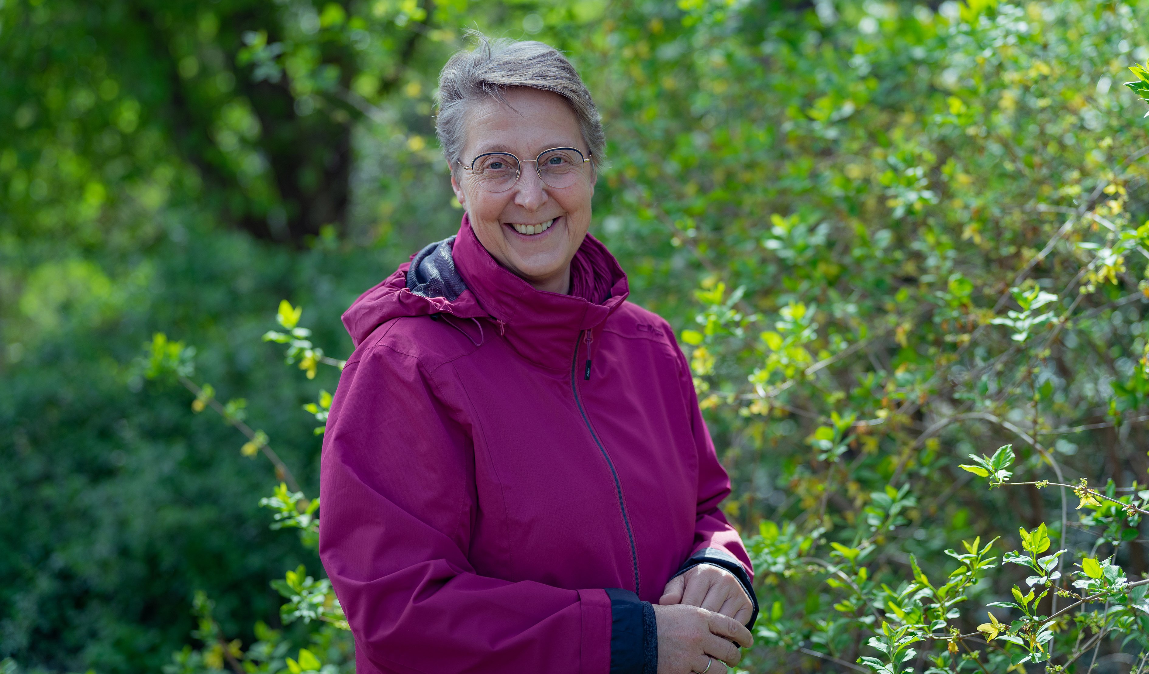 Prof. Dr. Dorothee Benkowitz im Ökologischen Lerngarten der Pädagogischen Hochschule Karlsruhe. Foto: Roxane Fijean/PHKA